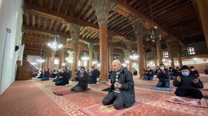 Afyonkarahisar’da da eller ‘yağmur’ için duaya kalktı