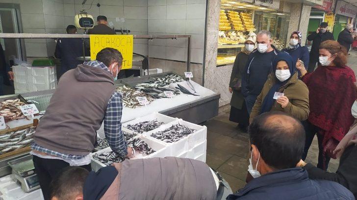 Vatandaşlar hafta sonu kısıtlaması öncesi balıkçılara akın etti G1