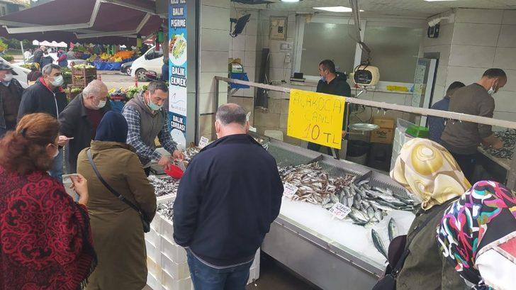 Vatandaşlar hafta sonu kısıtlaması öncesi balıkçılara akın etti G2