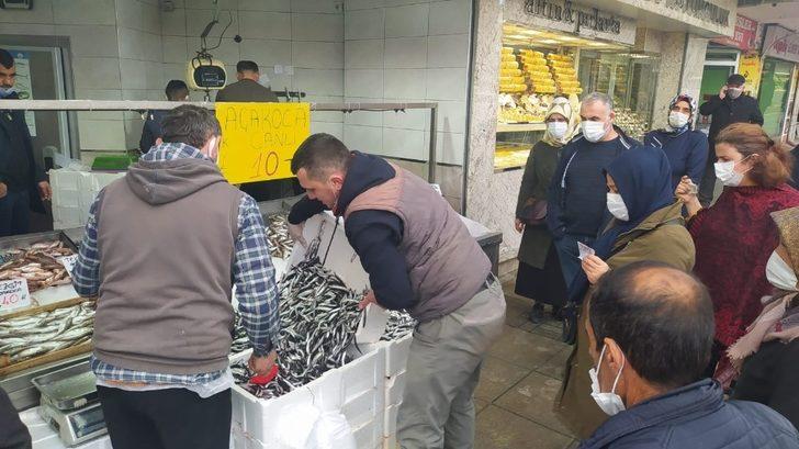 Vatandaşlar hafta sonu kısıtlaması öncesi balıkçılara akın etti G3