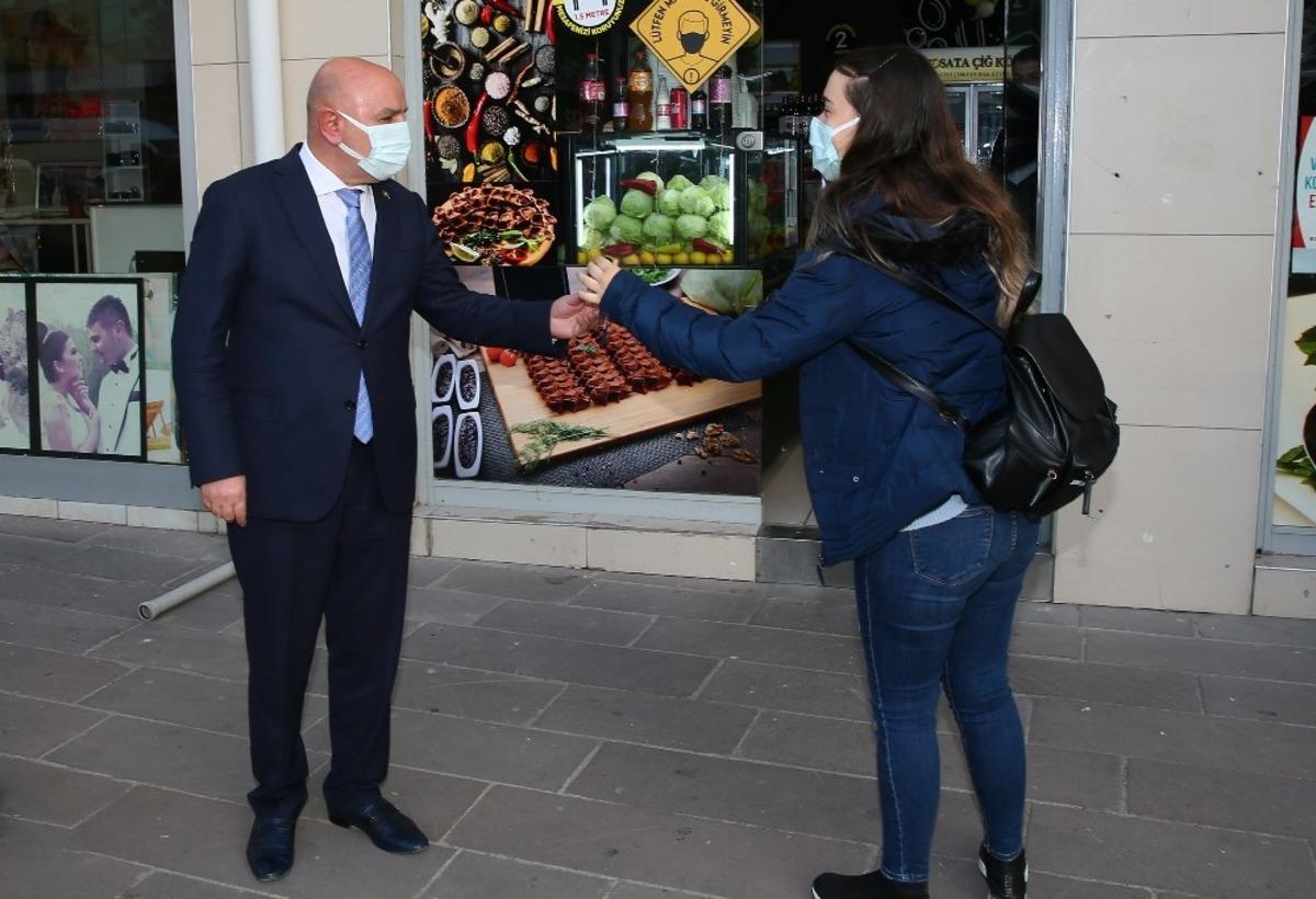 Ke&ccedil;i&ouml;ren Belediyesi&rsquo;nden ev ev maske, kolonya ve dezenfektan dağıtımı