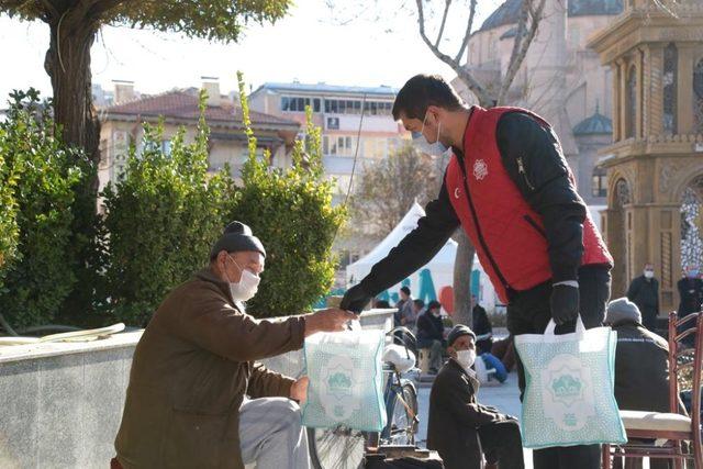 Aksaray Belediyesi seyyar esnaflara ikramlarda bulunuyor