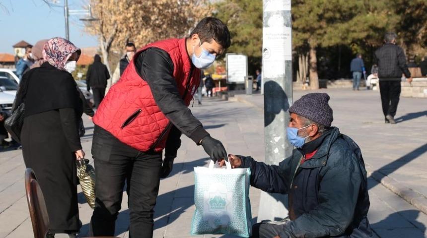 Aksaray Belediyesi seyyar esnaflara ikramlarda bulunuyor