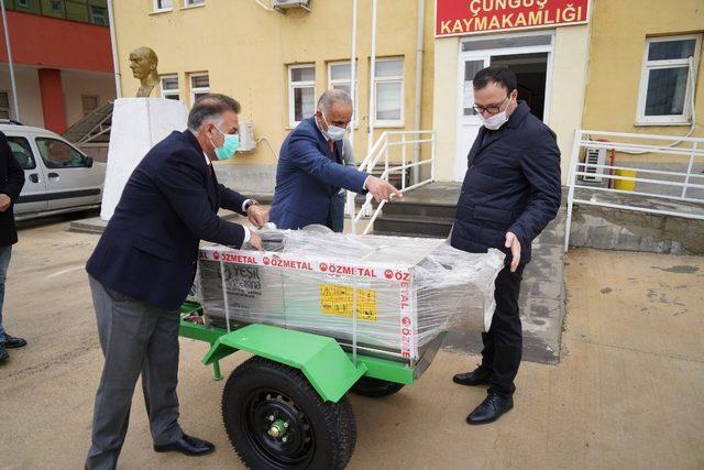 Diyarbakır Büyükşehir Belediyesinden Çüngüş’e üzüm sıkma makinesi hibesi