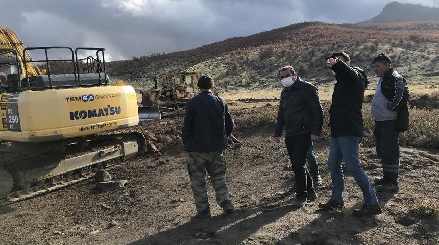 Tavak’ta tarımsal sulama göleti temizleniyor