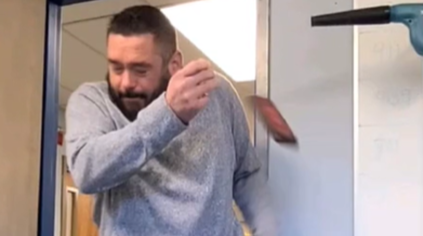 Patronuna eşek şakası yapan adam ne yaptıysa kovulmadı! 