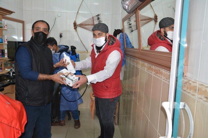 Ergani Belediyesinden kuaförlere maske ve dezenfektan desteği G4