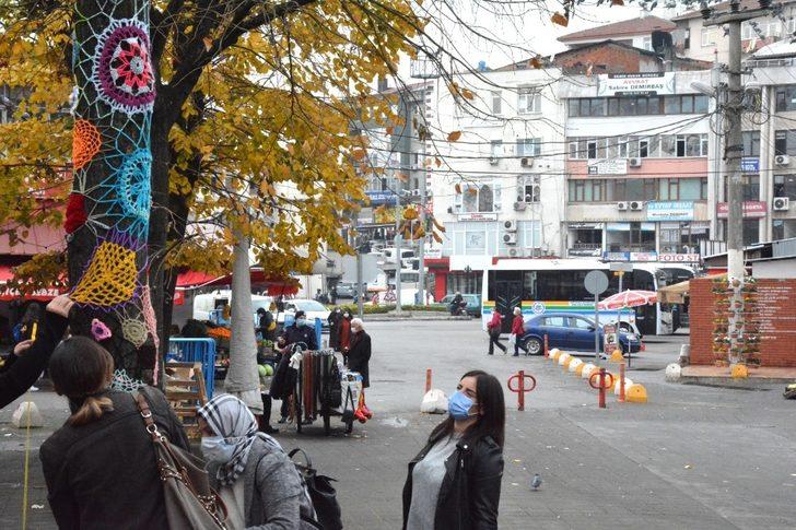Ağaçlar renkli el örgüleriyle süslendi G1