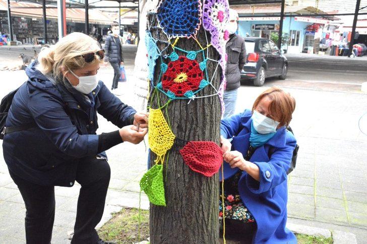 Ağaçlar renkli el örgüleriyle süslendi G2