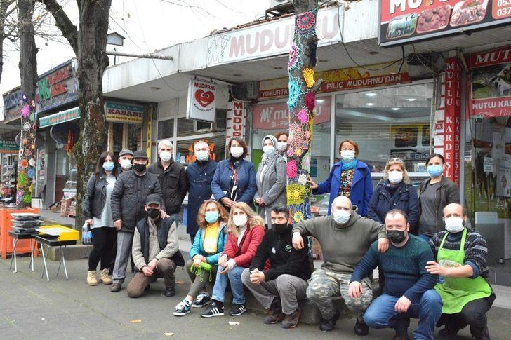 Ağaçlar renkli el örgüleriyle süslendi G5