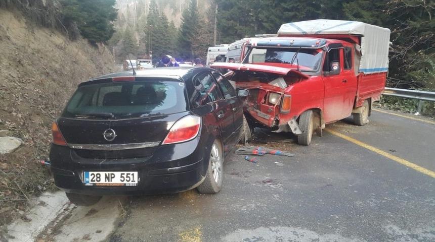 Giresun&rsquo;da kamyonet ile otomobil &ccedil;arpıştı: 1 &ouml;l&uuml;, 2 yaralı