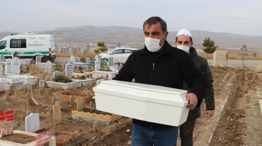 Dünyaya geldiği gün annesi tarafından terk edilmişti! Gözyaşları içinde defnedildi