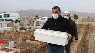 Dünyaya geldiği gün annesi tarafından terk edilmişti! Gözyaşları içinde defnedildi