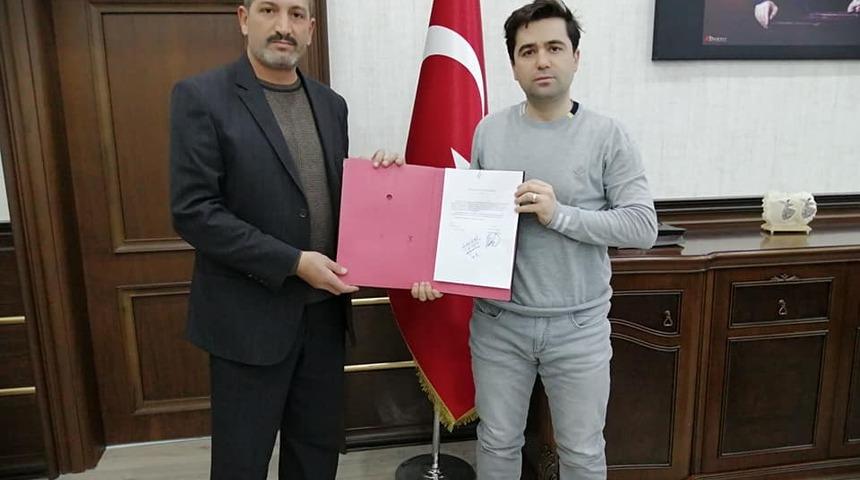 Muhtar, bir yıllık maaşının yarısını &ccedil;ocuklar ve sokak hayvanları i&ccedil;in bağışladı