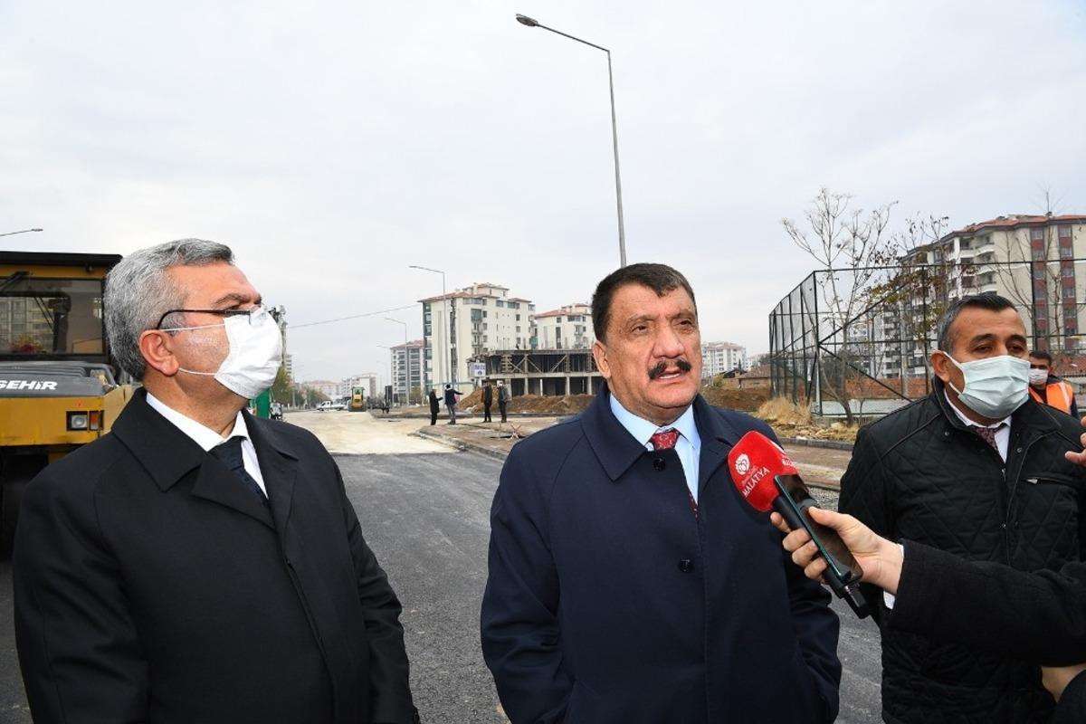 G&uuml;rkan, Şehit Sami Kıbrız Caddesinde yapılan &ccedil;alışmaları inceledi