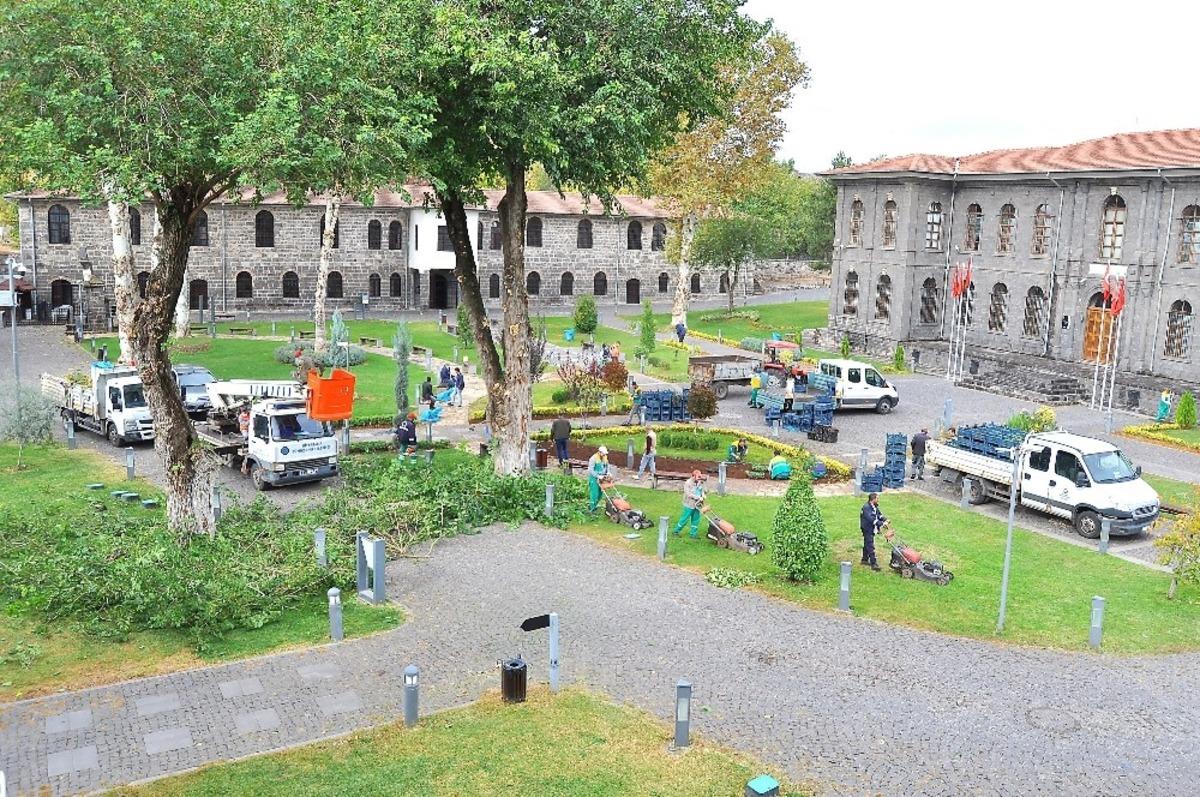 Diyarbakır&rsquo;da ref&uuml;j ve kavşaklar lalelerle renklenecek