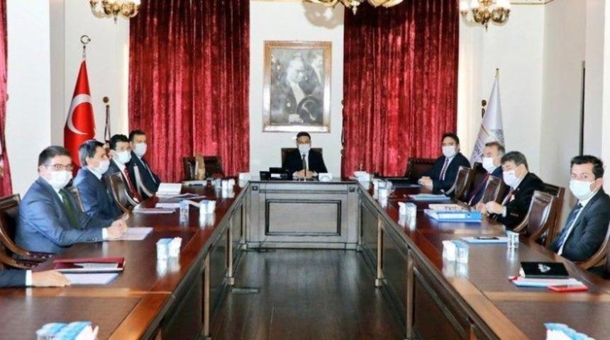 Vali &Ccedil;i&ccedil;ek kaymakamları ile pandemi tedbirlerini masaya yatırdı