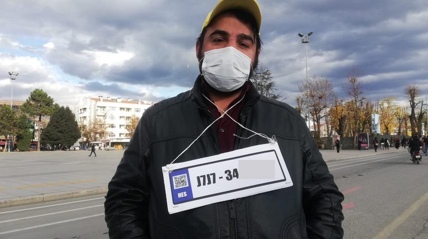 Akıllı telefonu olmadığı için HES kodunu plaka yapıp boynuna astı