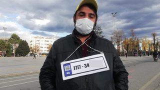 Akıllı telefonu olmadığı için HES kodunu plaka yapıp boynuna astı