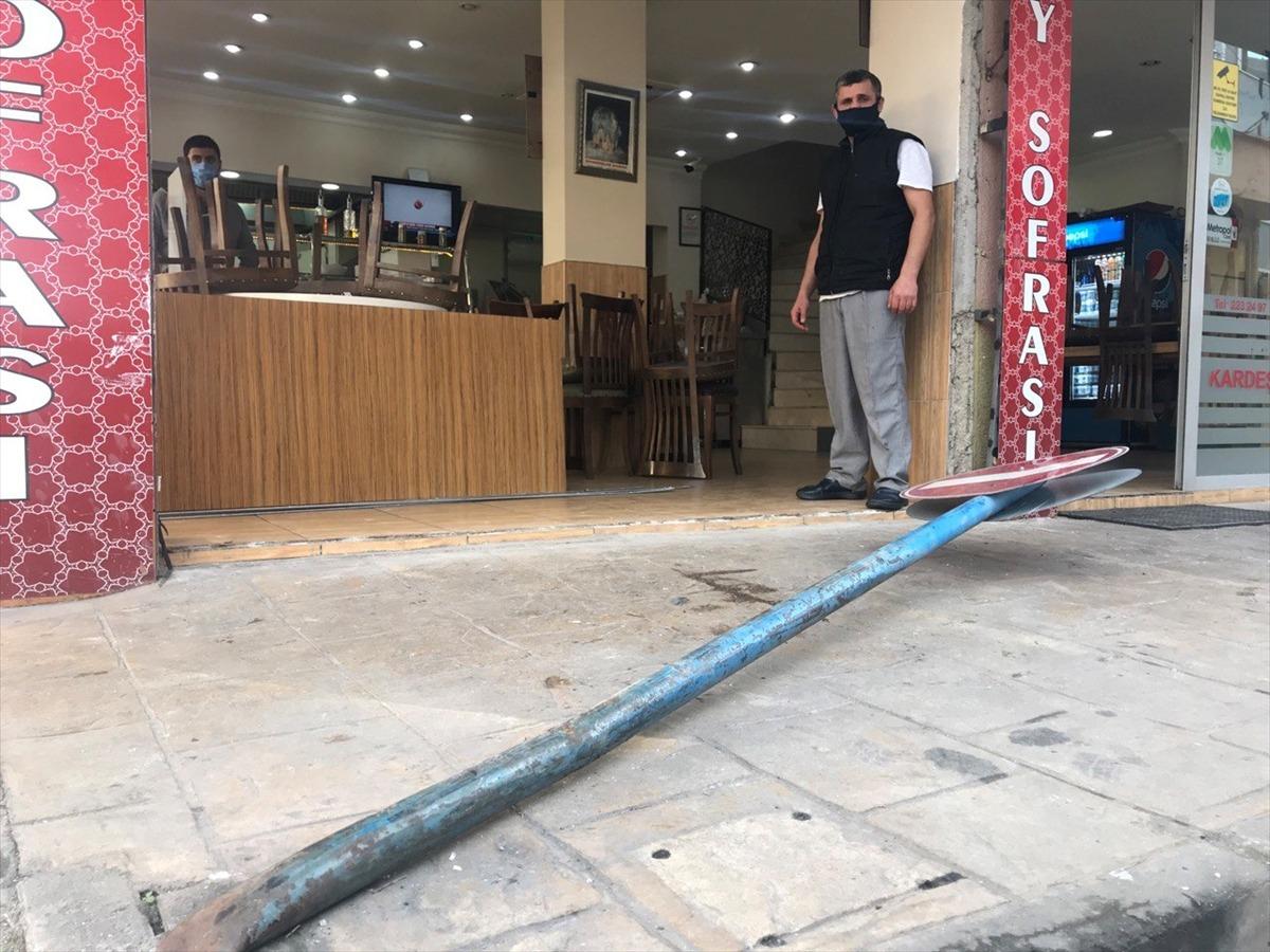 Kocaeli'de otomobilin yayaya ve iş yerine &ccedil;arpma anı g&uuml;venlik kamerasına yansıdı