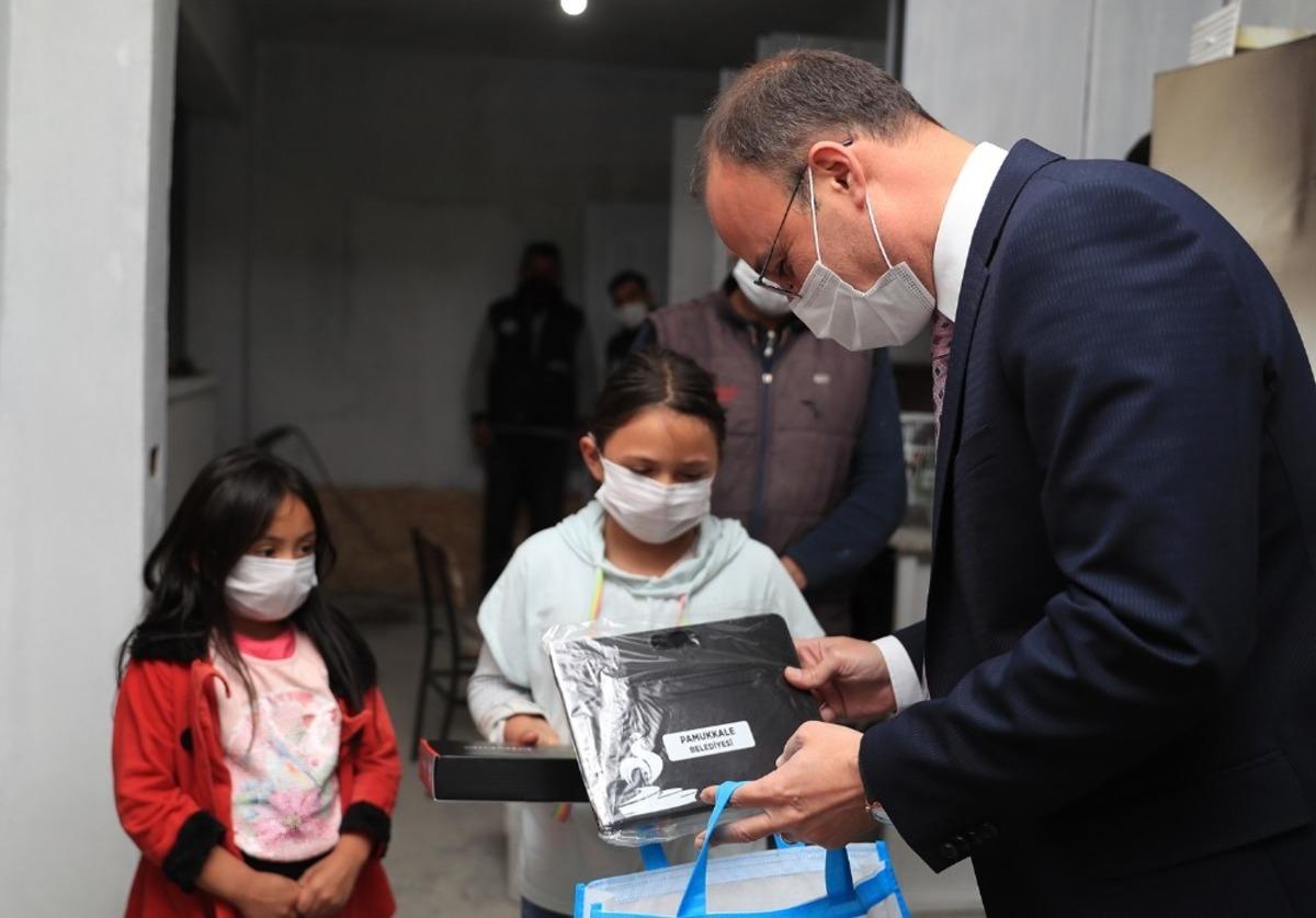 Pamukkale Belediyesinden derse katılamayan &ouml;ğrencilere 2 bin tablet