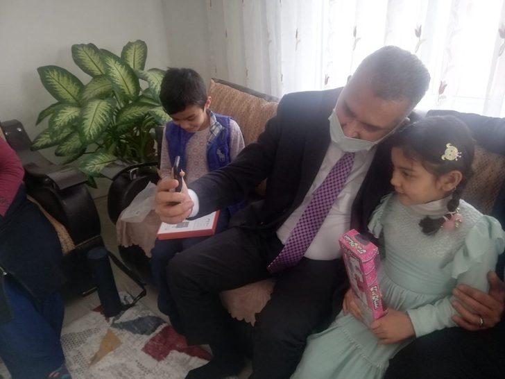 Ceylan ve Ahlatcı çocuklara tablet ve oyuncak hediye etti G1