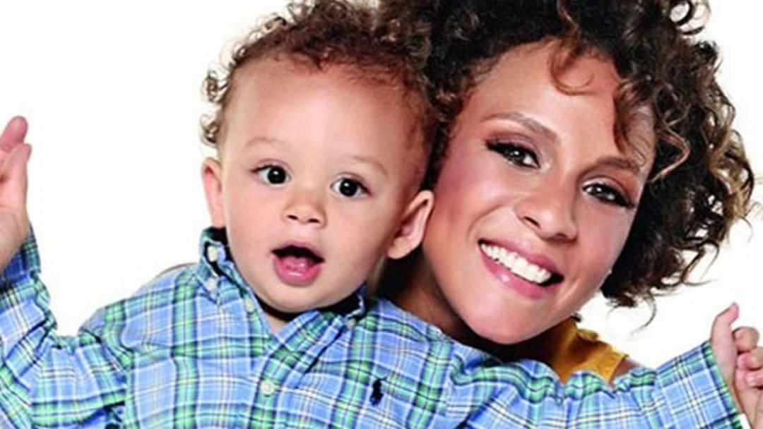 Oğlu b&uuml;y&uuml;d&uuml;, annesinin kopyası oldu