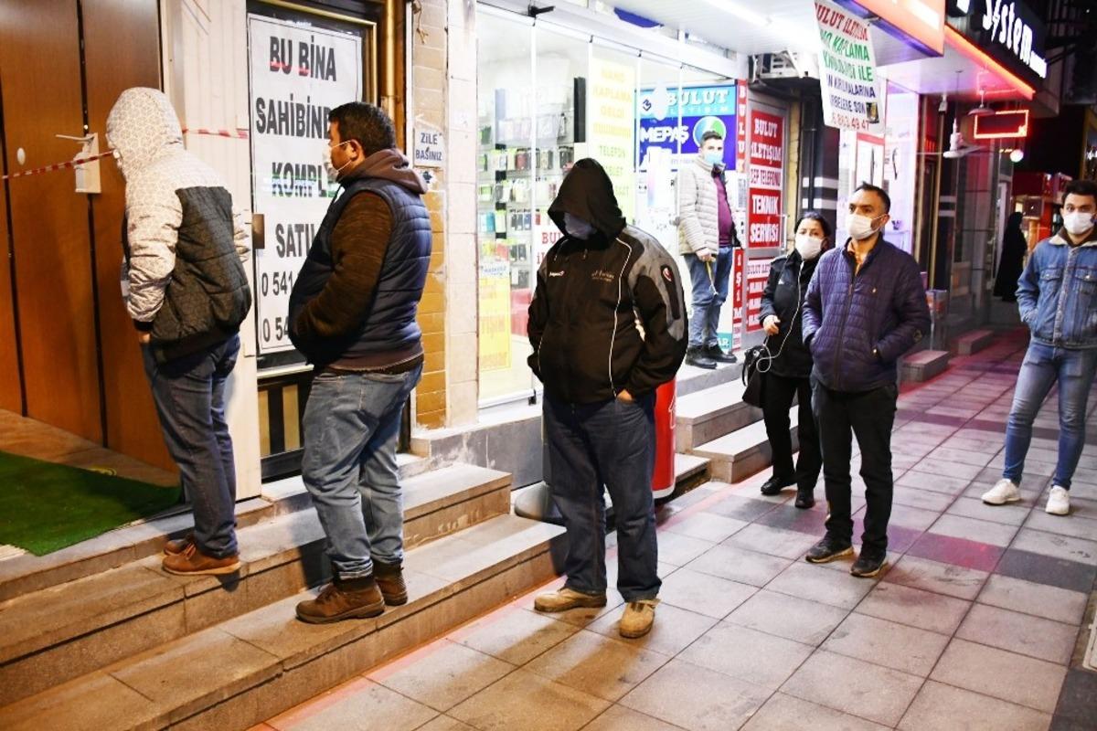 Hafta sonu kısıtlaması &ouml;ncesi trafik ve alışveriş yoğunluğu