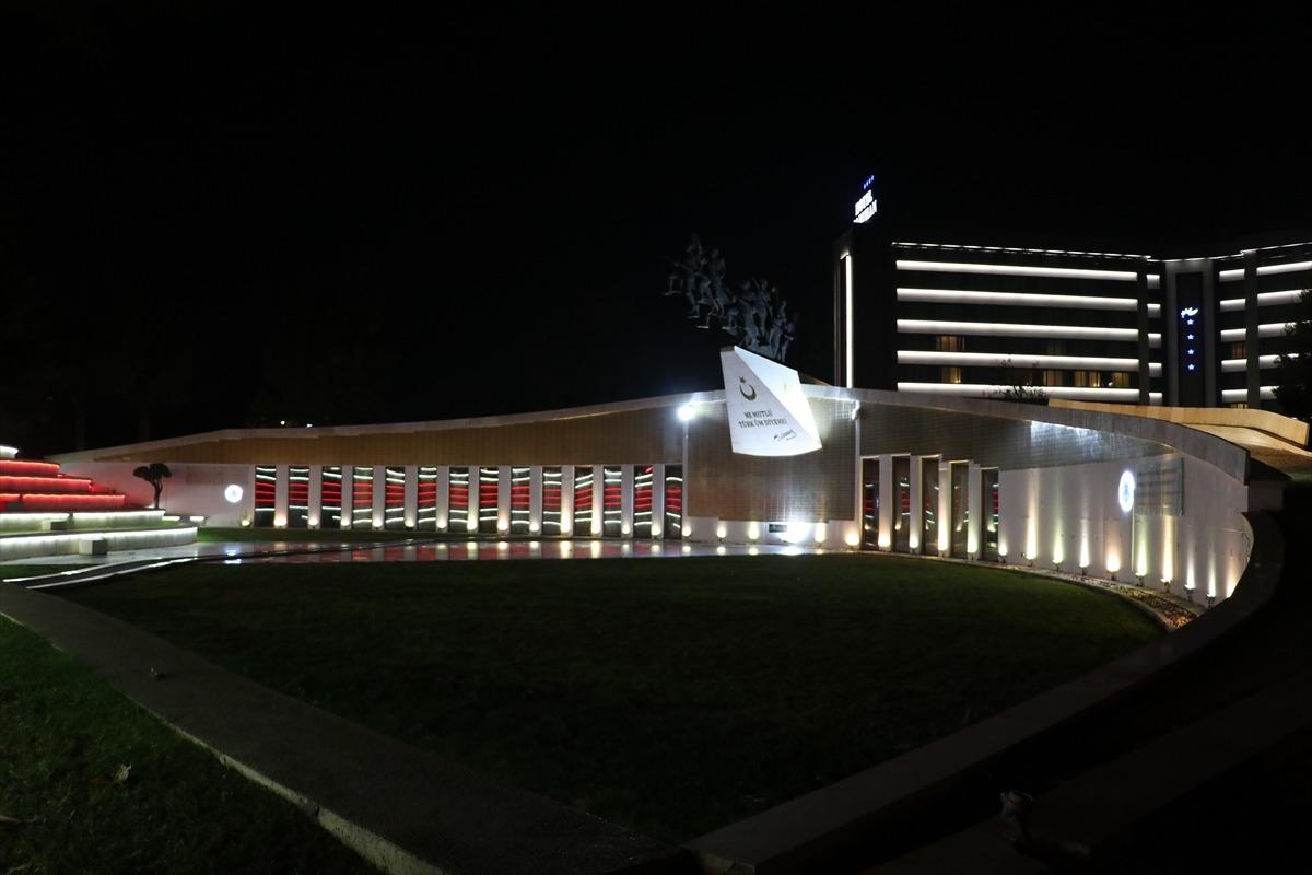 İzmir ve Manisa, sokağa &ccedil;ıkma kısıtlamasıyla sessizliğe b&uuml;r&uuml;nd&uuml;