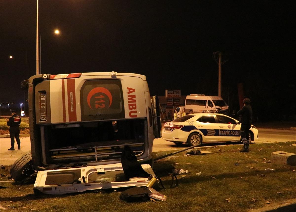 Denizli'de ambulans ile minib&uuml;s &ccedil;arpıştı: 14 yaralı