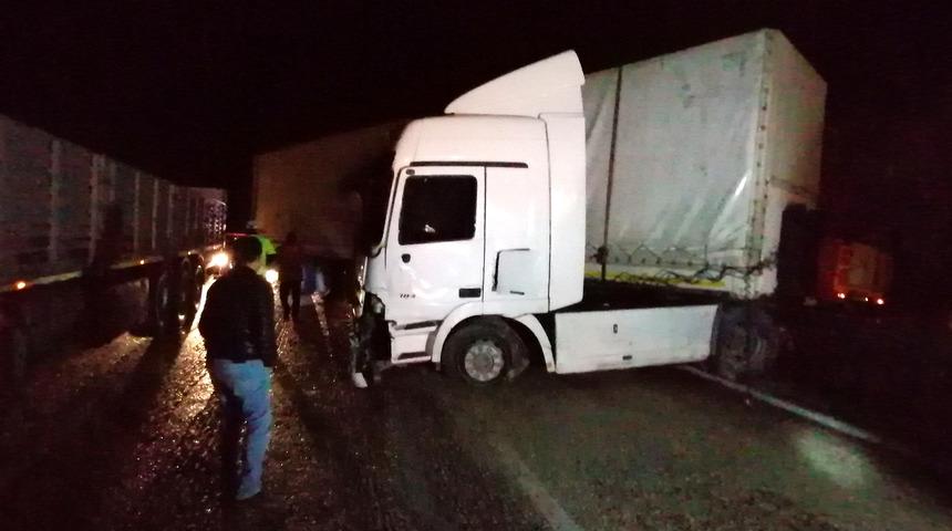 Mersin'de bariyerlere &ccedil;arpan TIR'ın s&uuml;r&uuml;c&uuml;s&uuml; kayboldu