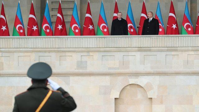 Cumhurbaşkanı Erdoğan ile Azerbaycan Cumhurbaşkanı Aliyev, Bakü'de askeri törene katıldı.