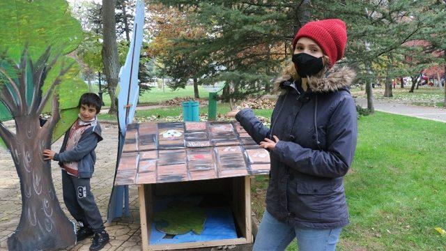 (Özel) Kullanamadıkları dekorları sokak hayvanları için kulübeye dönüştürdüler