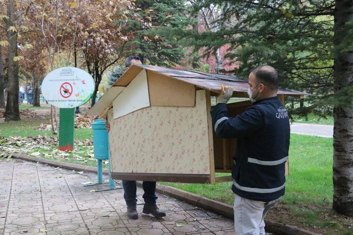 (Özel) Kullanamadıkları dekorları sokak hayvanları için kulübeye dönüştürdüler G2