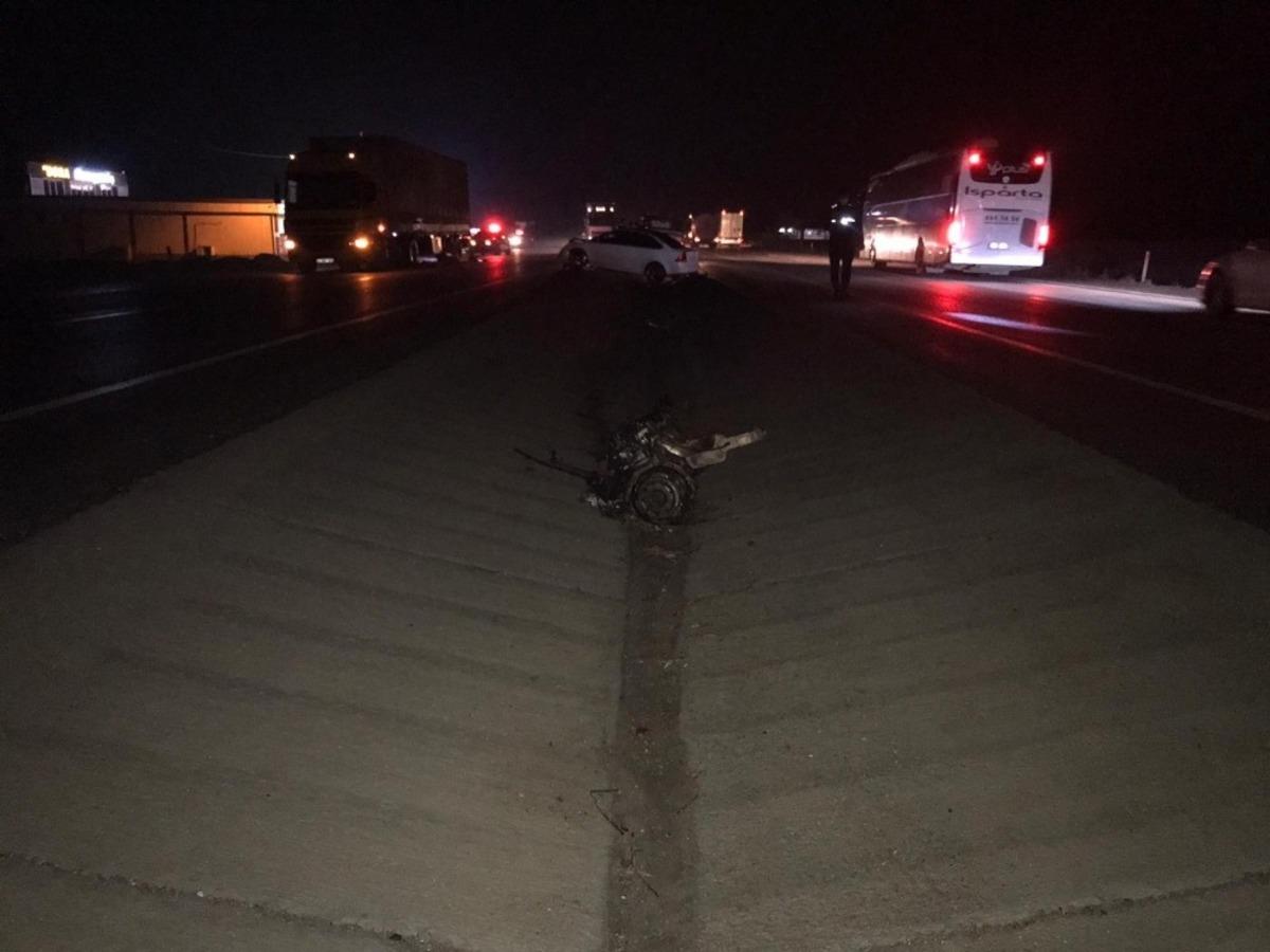 Tıra &ccedil;arpan otomobilin motoru 25 metre uzağa fırladı