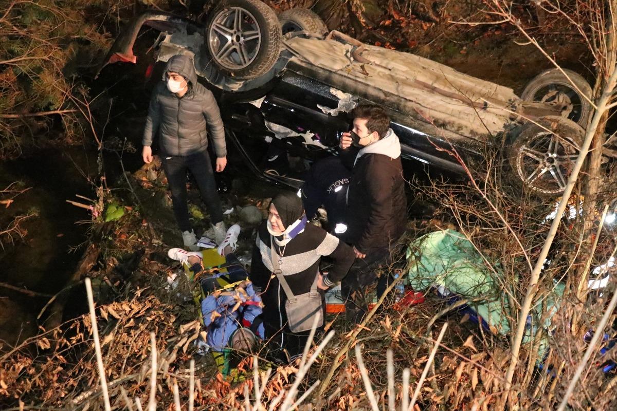Bolu'da dereye devrilen otomobilde yaralanan gen&ccedil; hastanede hayatını kaybetti