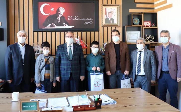 Türkiye 2’ncisi olan öğrencilere çeşitli kurumlardan hediye G1