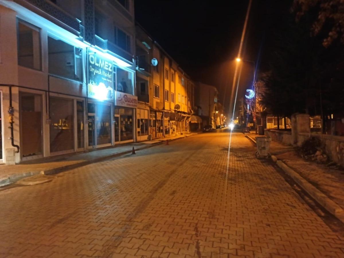 Şuhut&rsquo;ta 56 saatlik sokağa &ccedil;ıkma kısıtlamasında her taraf sessizliğe b&uuml;r&uuml;nd&uuml;