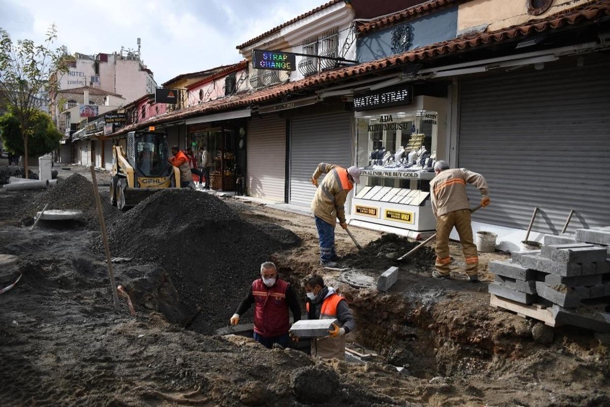 Kuşadası&rsquo;nın turistik &ccedil;arşılarındaki yenileme &ccedil;alışmaları devam ediyor