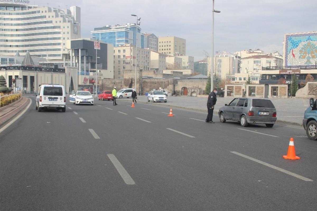 Kayseri&rsquo;de cadde ve sokaklar boş kaldı