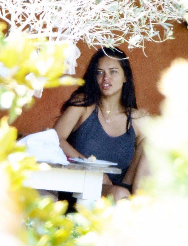 Adriana Lima, Metin Hara'yı öpmeye doyamadı 