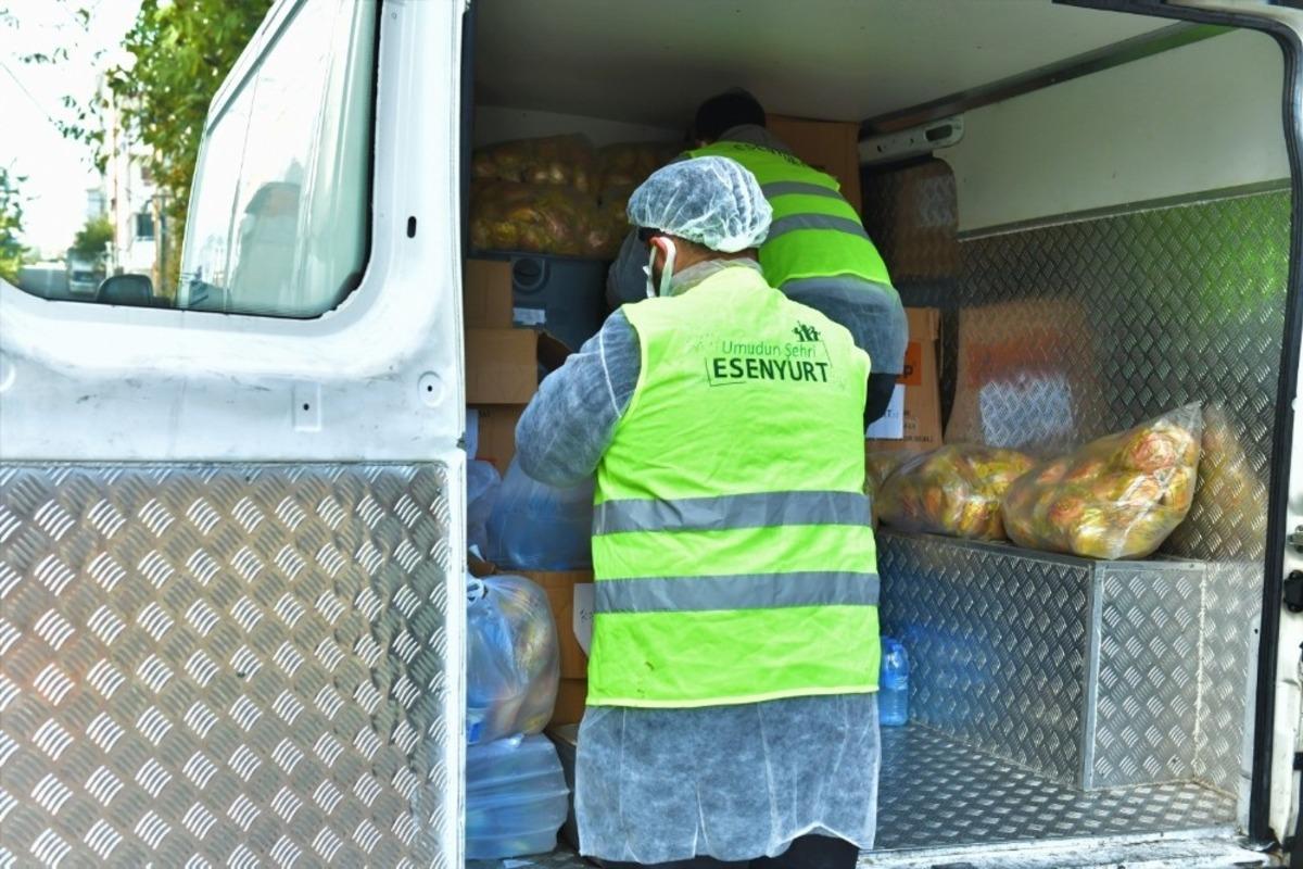 Esenyurt&rsquo;ta Covid tedavisi g&ouml;renlere gıda yardımı devam ediyor