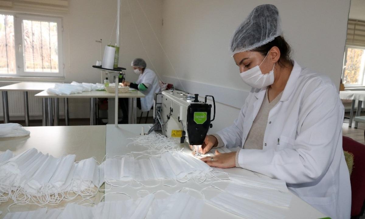 &Ccedil;ankaya Belediyesi ihtiya&ccedil;lar doğrultusunda g&uuml;nl&uuml;k 3 bin 500 maske &uuml;retiyor