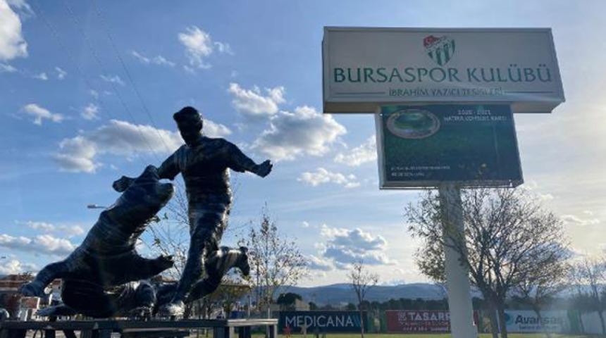 Batalla'nın heykeli tesislerin girişine konuldu