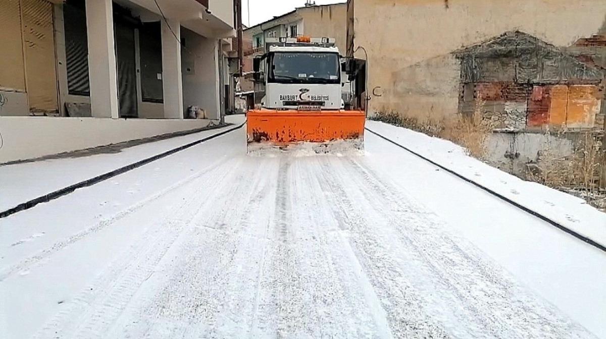 Sokakların sessizliğe b&uuml;r&uuml;nd&uuml;ğ&uuml; Bayburt&rsquo;ta belediye ekiplerinden karla m&uuml;cadele &ccedil;alışması
