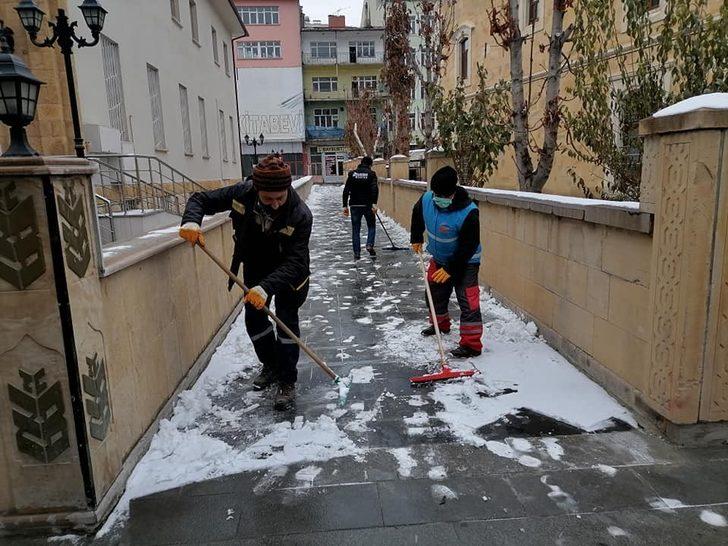 Sokakların sessizliğe büründüğü Bayburt’ta belediye ekiplerinden karla mücadele çalışması G2