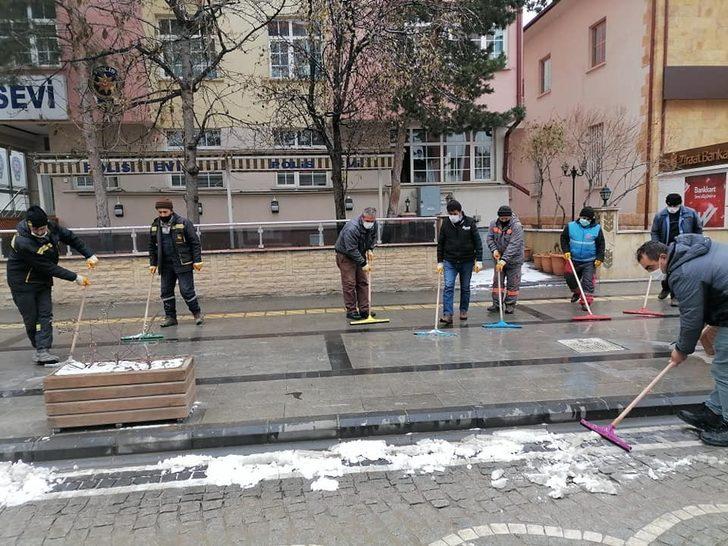 Sokakların sessizliğe büründüğü Bayburt’ta belediye ekiplerinden karla mücadele çalışması G3
