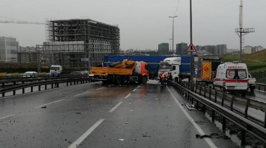 İstanbul'da feci kaza! D-100 Ankara istikameti trafiğe kapandı