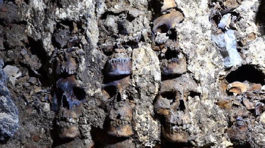 İnsan kafataslarından oluşuyor! 1400'l&uuml; yıllara dayanan kulenin yeni b&ouml;l&uuml;mleri ortaya &ccedil;ıkarıldı