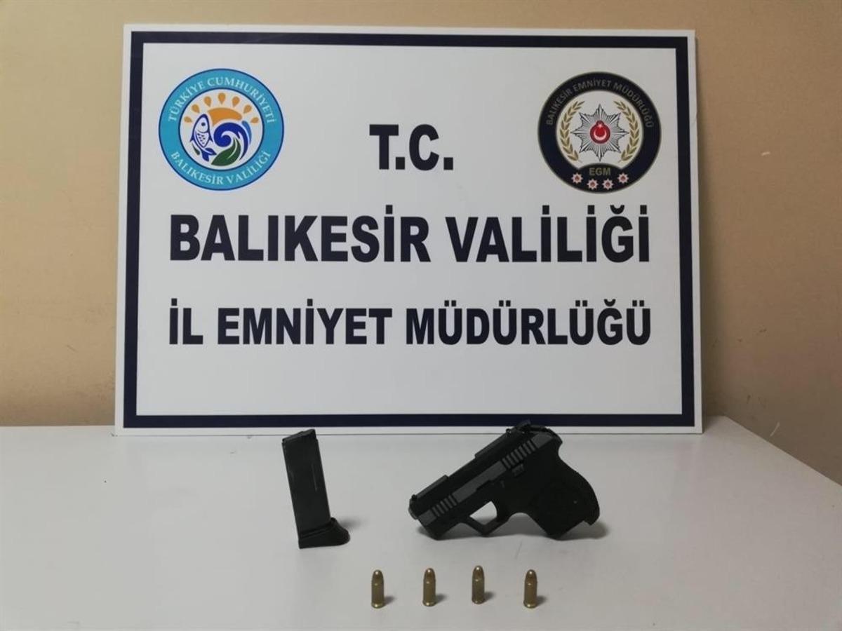 Balıkesir&rsquo;de polis 20 aranan şahsı yakalarken, 3 silah ele ge&ccedil;irdi